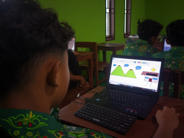 Pembelajaran Informatika Kreatif di MTs Ma’arif Kaligowong: Siswa Kelas 7 Manfaatkan Aplikasi Paint untuk Menggambar